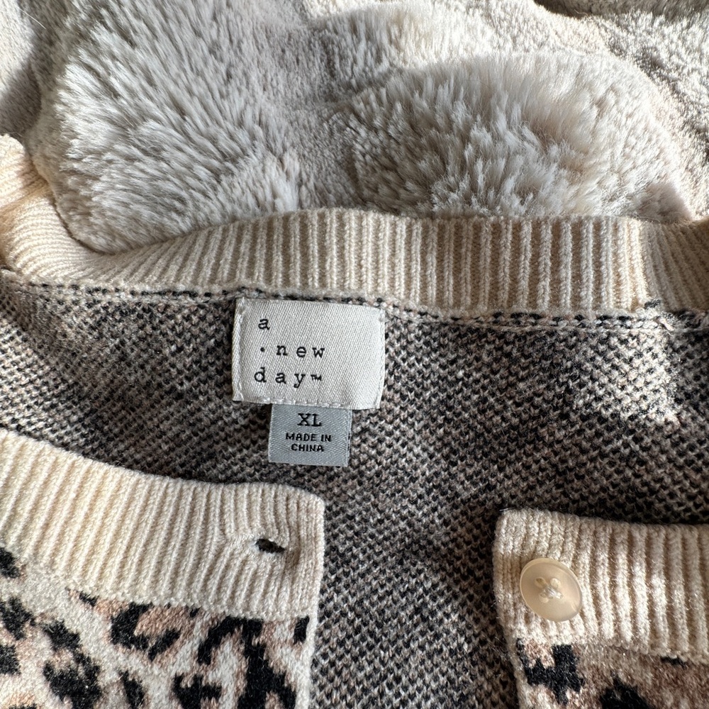 Leopard Print Knit Cardigan - Picture 2 of 5